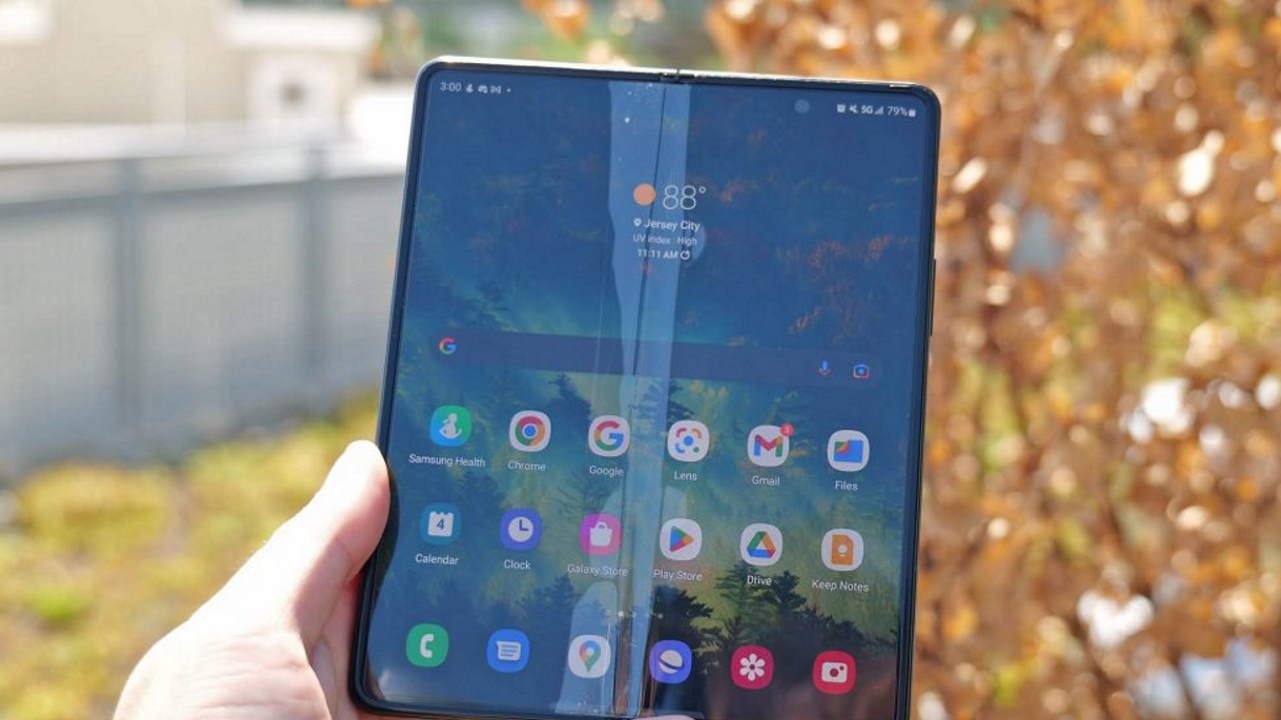 Пользователи Samsung Galaxy Z Fold 4 сообщили, что внутренняя защитная  пленка экрана отслаивается - Андроид Эльф